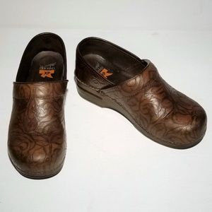 Dansko XP Brown Leather w floral pattern Size 40